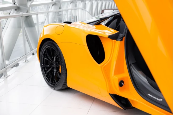 McLaren Artura Spider