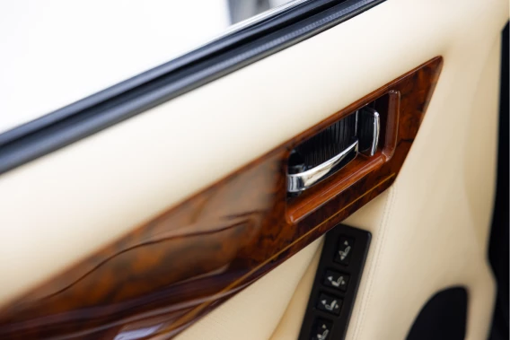 Aston Martin V8 Volante