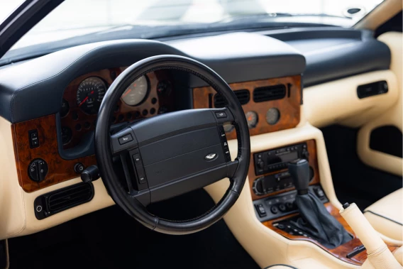 Aston Martin V8 Volante