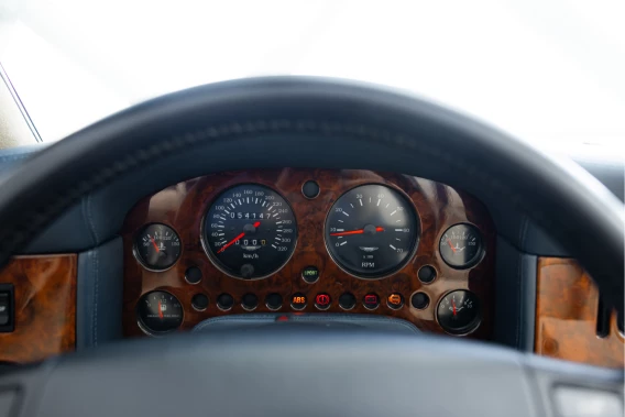 Aston Martin V8 Volante