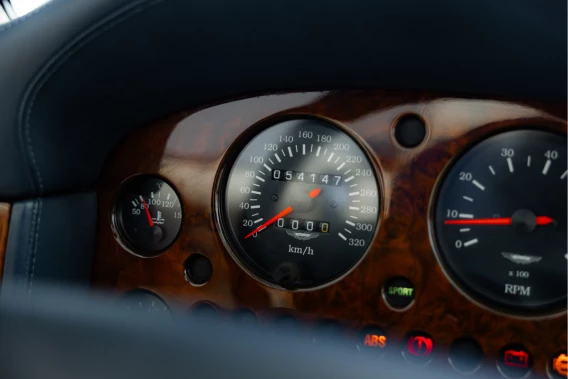 Aston Martin V8 Volante