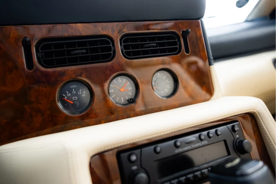 Aston Martin V8 Volante