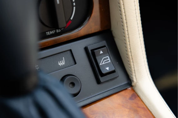 Aston Martin V8 Volante