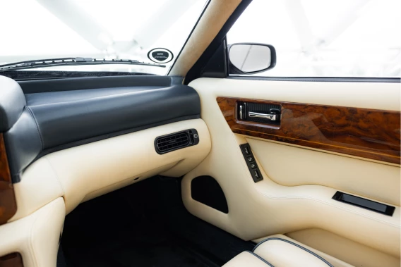 Aston Martin V8 Volante