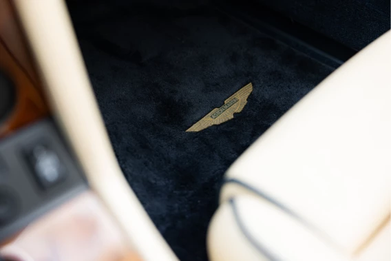 Aston Martin V8 Volante