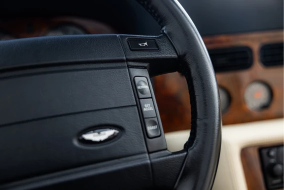 Aston Martin V8 Volante