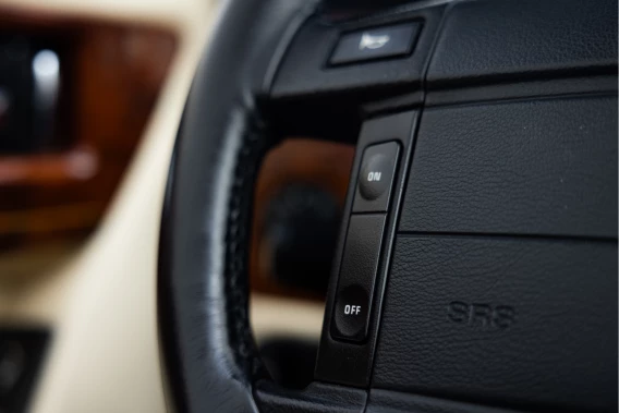 Aston Martin V8 Volante