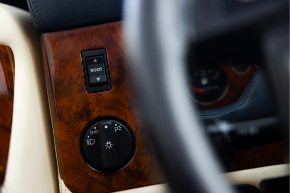 Aston Martin V8 Volante