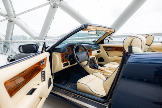Aston Martin V8 Volante