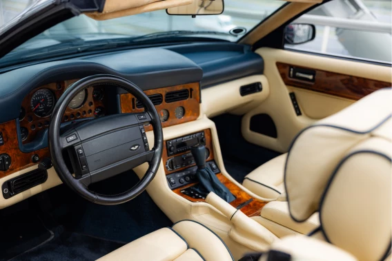 Aston Martin V8 Volante