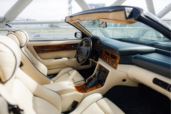 Aston Martin V8 Volante