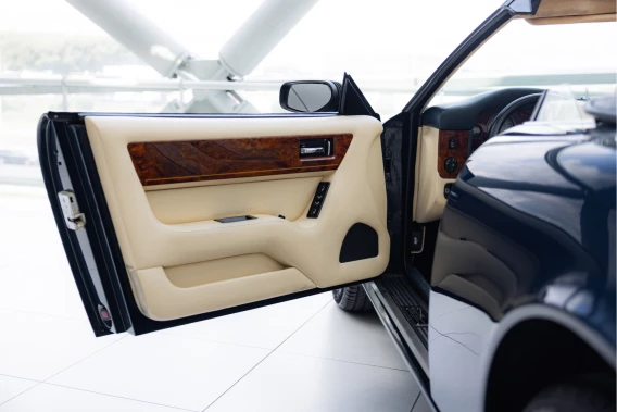 Aston Martin V8 Volante